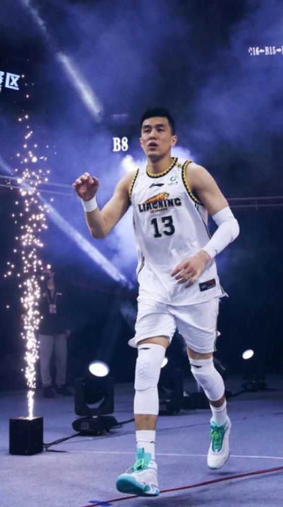 彭于晏率众小队成员重装上阵，在危机关头挺身而出，他们伫立海面之上，双眼笃定目视前方，透露出救捞人誓死救人的决绝和一往无前的信心
